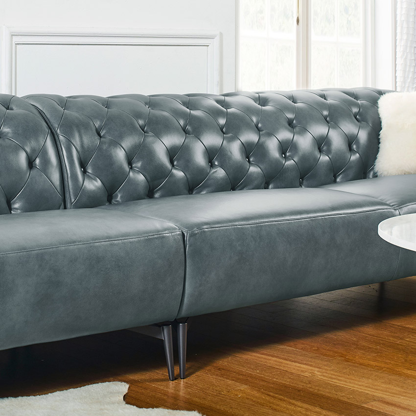 <b>10509 Chesterfield</b>Leather Sofa